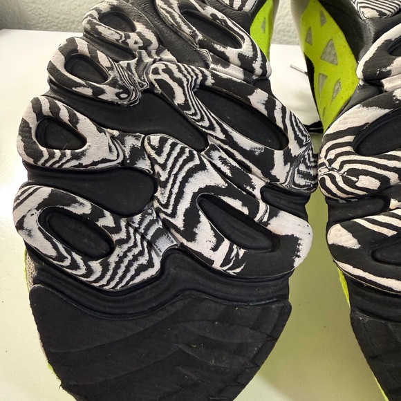 Brooks Vibrant Yellow and Black Athletic Shoes - Picture 5 of 8